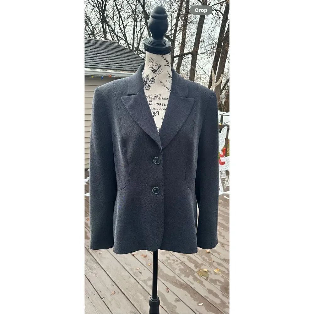 🔥Tahari Arthur Levine two button blazer . Very well made. Paid over 160$